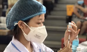 Nhân viên y tế của Bệnh viện Đa khoa tỉnh Bình Định chuẩn bị vaccine phòng COVID-19 để tiêm cho người dân thành phố Quy Nhơn. Ảnh: Nguyên Linh-TTXVN 