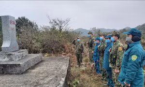 Cán bộ, chiến sĩ Đồn biên phòng Xín Cái và dân quân 2 xã Xín Cái, Thượng Phùng thực hiện nghi lễ chào cột mốc biên giới. Ảnh: Nguyễn Chiến-TTXVN