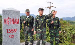 Cán bộ, chiến sĩ Đồn Biên phòng Bắc Sơn tuần tra, kiểm soát khu vực Cột mốc . Ảnh: baoquangninh.com.vn