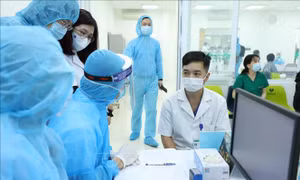 Ngày 8/3/2021, Việt Nam bắt đầu tiêm vaccine phòng COVID-19. Ảnh : Ảnh: Minh Quyết - TTXVN
