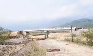 Cầu Khe Chai (xã Đông Sơn, A Lưới, Thừa Thiên Huế bị hư hỏng nặng sau đợt mưa lũ cuối năm 2020. Ảnh :baodansinh.vn