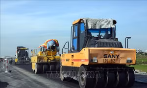 Thi công trên tuyến cao tốc Cao Bồ - Mai Sơn. Ảnh: Huy Hùng - TTXVN