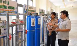 Giới thiệu hệ thống xử lý nước giếng khoan, giếng khơi nhiễm phèn, sắt... Ảnh: Minh Phú - TTXVN 