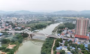 Ông Phạm Minh Thành (46 tuổi, trú tại bon Sa Ú – Dru, xã Quảng Khê, huyện Đắk G’long, tỉnh Đắk Nông) khởi nghiệp chăn nuôi nhờ vốn vay của Ngân hàng Chính sách xã hội. Ảnh: Minh Hưng – TTXVN 