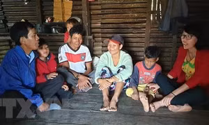 Thầy Chhỡi, giáo viên điểm trường Alao, xã Lơ Pang, huyện Mang Yang (Gia Lai), vận động phụ huynh cho con đến lớp. Ảnh: Hồng Điệp - TTXVN