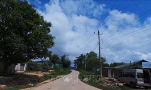 Xã Mô Rai, huyện Sa Thầy, tỉnh Kon Tum đổi thay nhờ có điện lưới quốc gia. Ảnh: Dư Toán - TTXVN