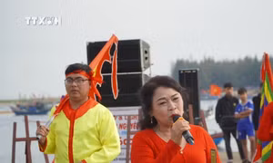 Bà Phạm Thị Lượng, 57 tuổi, đã có 41 năm gắn bó với dân ca Bài chòi. Ảnh: Đinh Hương - TTXVN