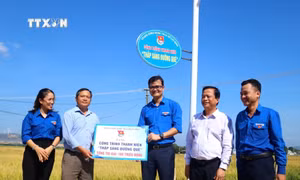Tặng hàng trăm suất học bổng cho học sinh nghèo vượt khó tỉnh Bình Định