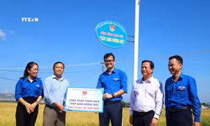 Tặng hàng trăm suất học bổng cho học sinh nghèo vượt khó tỉnh Bình Định