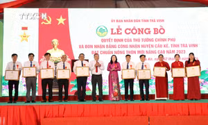 Tặng Bằng khen của Chủ tịch UBND tỉnh Trà Vinh cho các cá nhân có thành tích tiêu biểu trong xây dựng huyện nông thôn mới nâng cao. Ảnh: Thanh Hòa - TTXVN