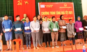 Đoàn Đại biểu Quốc hội tỉnh Quảng Trị trao quà Tết cho người dân xã Lìa, xã Thuận và xã Hướng Tân huyện Hướng Hóa. Ảnh :huonghoa.quangtri.gov.vn