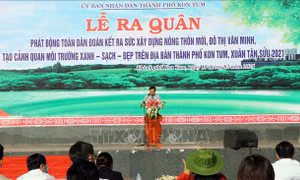 Quang cảnh lễ ra quân phát động “Toàn dân đoàn kết ra sức xây dựng nông thôn mới, đô thị văn minh, tạo cảnh quan môi trường xanh-sạch-đẹp trên toàn địa bàn thành phố Kon Tum”. Ảnh: Cao Nguyên-TTXVN 