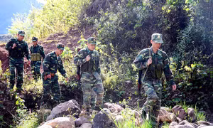 Cán bộ, chiến sĩ Ðồn Biên phòng A Pa Chải, huyện Mường Nhé tuần tra biên giới. Ảnh : dienbien.gov.vn