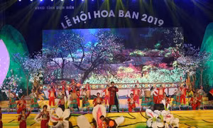 Tiết mục văn nghệ tại lễ khai mạc Lễ hội hoa ban năm 2019. Ảnh: Phan Tuấn Anh – TTXVN