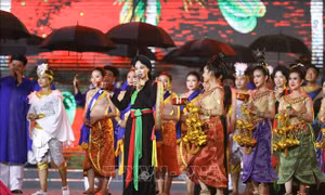 Chùm bài hát Quan họ với những làn điệu: Mời trầu, Giã bạn và Người ơi người ở đừng về, qua phần trình bày của các nghệ sĩ dân ca quan họ Bắc Ninh tiếp nối ngay sau chương trình biểu diễn nghệ thuật chào mừng của đất nước Chùa Tháp. Ảnh: TTXVN