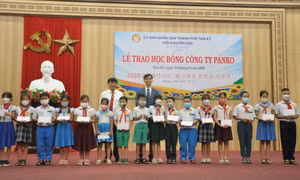 Lần thứ 7 Công ty Panko Tam Thăng trao học bổng cho học sinh, sinh viên Tam Kỳ. Ảnh: baoquangnam.vn 