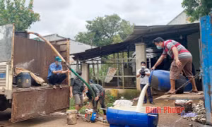 Tại ấp Thuận Hải, xã Thuận Phú, huyện Đồng Phú, người dân đang sử dụng máy bơm của anh Nguyễn Văn Lĩnh để hút mủ cao su đưa lên xe bồn. Nguồn : baobinhphuoc.com.vn
