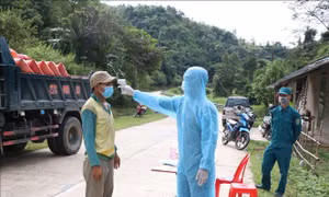 Lực lượng chức năng chốt kiểm soát phòng, chống dịch bản Hát Tao (xã Na Tông, huyện Điện Biên) kiểm tra thân nhiệt lái xe tải qua chốt. Ảnh: Xuân Tiến – TTXVN 