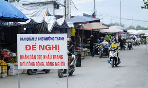 Ban quản lý chợ Mường Thanh, thành phố Điện Biên Phủ đặt biển cảnh báo đề nghị người dân chấp hành nghiêm việc đeo khẩu trang. Ảnh: Xuân Tư - TTXVN 