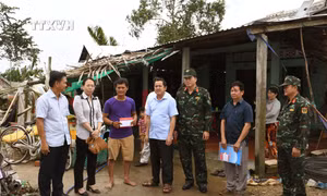 Đoàn đến thăm hỏi và động viên hộ dân bị ảnh hưởng lốc xoáy tại thị xã Ngã Năm, tỉnh Sóc Trăng. Ảnh: Tuấn Phi-TTXVN 