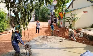 Các tuyến đường được bê tông hóa, mở rộng nhờ người dân tự nguyện hiến đất. Ảnh: TTXVN phát 