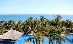 Một khu du lịch cao cấp tại thành phố Phan Thiết với tầm nhìn tuyệt đẹp ra biển Hàm Tiến. Ảnh: Nguyễn Thanh – TTXVN 