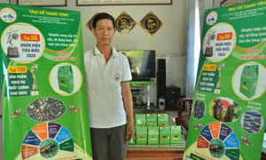 Ðại diện Trại dế Oanh Vĩnh (xã Suối Dây, huyện Tân Châu) giới thiệu sản phẩm được xếp hạng OCOP tỉnh Tây Ninh (3 sao). Ảnh: baotayninh.vn 