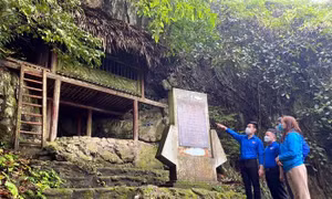 Di tích lán Hang Bòng - nơi Bác Hồ đã từng ở và làm việc trong giai đoạn từ 1949 – 1952. Ảnh: TTXVN phát 