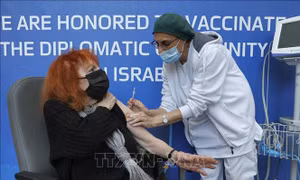 Tiêm mũi 4 vaccine phòng COVID-19 cho người dân tại thành phố Tel Aviv, Israel ngày 3/1/2022. Ảnh: AFP/TTXVN