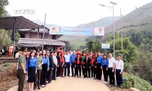 Khánh thành công trình thanh niên "thắp sáng bản làng" tại bản Tăng, xã Phiêng Côn, huyện Bắc Yên, tỉnh Sơn La. Ảnh: Quang Quyết - TTXVN