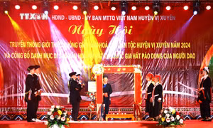 Hát Páo dung chào mừng lễ khai mạc. Ảnh: Minh Tâm-TTXVN