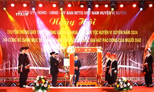 Hát Páo dung chào mừng lễ khai mạc. Ảnh: Minh Tâm-TTXVN
