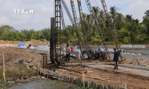 UBND huyện Cù Lao Dung đầu tư xây dựng khu tái định cư cho người dân giải phóng mặt bằng cầu Đại Ngãi. Ảnh: Tuấn Phi-TTXVN