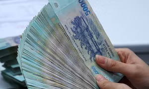 Các đối tượng bị bắt giữ cùng tang vật. Ảnh: Dương Quân - TTXVN 