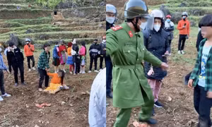Lực lượng công an đưa nam thanh niên có hành động "bắt vợ" về trụ sở làm việc. Ảnh:vtc.vn 