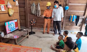 Trẻ em tại điểm làng Dao, thôn 3, xã Ia Dom, huyện Ia H’Drai, tỉnh Kon Tum quây quần xem tivi kể từ khi làng có điện. Ảnh: Dư Toán – TTXVN.