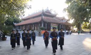 Đền Đông Cuông là điểm nhấn tâm linh tín ngưỡng của đông đảo nhân dân và du khách thập phương trong hành trình du lịch văn hóa tâm linh, nhớ về nguồn cội. Ảnh: TTXVN phát
