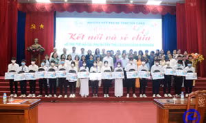 Trao học bổng cho các em mồ côi do dịch COVID-19 ở Tiền Giang. Ảnh: tiengiang.gov.vn 