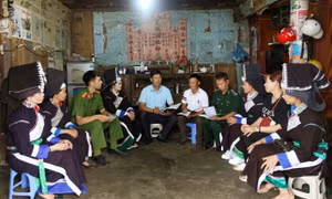 Đảng viên là người Pa Dí (nhóm địa phương thuộc dân tộc Tày) ở xã Tung Chung Phố, huyện biên giới Mường Khương, tỉnh Lào Cai, xuống tận thôn bản tuyên truyền về Nghị quyết số 10 của Tỉnh uỷ về phát triển kinh tế cho đồng bào dân tộc thiểu số. Ảnh: Quốc Kh