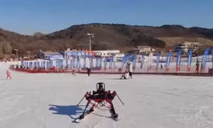 Các nhà nghiên cứu Trung Quốc vừa cho ra mắt một robot 6 chân có khả năng trượt tuyết như một vận động viên. Ảnh: ECNS 