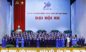 Tổng Bí thư Nguyễn Phú Trọng cùng các đồng chí lãnh đạo Đảng, Nhà nước chụp ảnh lưu niệm với Đoàn Chủ tịch và các trưởng đoàn đại biểu dự đại hội. Ảnh: Lâm Khánh-TTXVN 