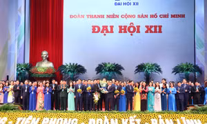 Phó Thủ tướng Vũ Đức Đam tặng hoa chúc mừng Ban Chấp hành Trung ương Đoàn khoá XII, nhiệm kỳ 2022 – 2027. Ảnh: Phạm Kiên - TTXVN