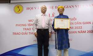 GS.TS Lê Hồng Lý trao tặng danh hiệu Nghệ nhân Dân gian Việt Nam cho nghệ nhân Vũ Quang Liên. Ảnh: daidoanket.vn