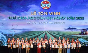 Ông Đỗ Văn Chiến – Bí thư Trung ương Đảng, Chủ tịch Ủy ban Trung ương Mặt trận Tổ quốc Việt Nam; ông Lương Quốc Đoàn - Ủy viên Trung ương Đảng, Chủ tịch Ban Chấp hành Trung ương Hội Nông dân Việt Nam chụp ảnh kỷ niệm cùng các "Nhà khoa học của nhà nông" n