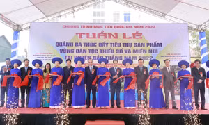 Các đại biểu cắt băng khai mạc Tuần lễ quảng bá, thúc đẩy tiêu thụ sản phẩm vùng dân tộc thiểu số và miền núi tại huyện Bảo Thắng năm 2022. Ảnh: baolaocai.vn