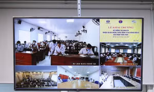 Buổi tư vấn y tế, khám chữa bệnh từ xa của Bệnh viện K với nhiều điểm cầu. Ảnh: PV/Vietnam+ 