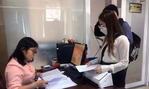 UBND Quận 3 (Thành phố Hồ Chí Minh) tăng cường lực lượng tình nguyện viên tham gia tiếp nhận hồ sơ hỗ trợ tiền thuê nhà cho người lao động. Ảnh: Thanh Vũ - TTXVN