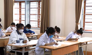 Sáng 7/7/2022, các thí sinh trên toàn quốc bước vào môn thi đầu tiên của kỳ thi tốt nghiệp Trung học Phổ thông năm 2022, với môn Ngữ văn – môn duy nhất thi theo hình thức tự luận. Trong ảnh: Thí sinh dự thi môn Ngữ văn tại điểm thi trường Phổ thông dân tộ