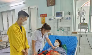 Bác sỹ khoa Hồi sức tích cực – Chống độc thăm khám cho bệnh nhân. Ảnh: Nam Sương - TTXVN 