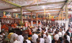 Đồng bào Phật tử Khmer chùa Sro Lôn (xã Đại Tâm, Mỹ Xuyên, Sóc Trăng) dâng cơm lên Sư sãi trong ngày lễ Sen Đôn-ta. 